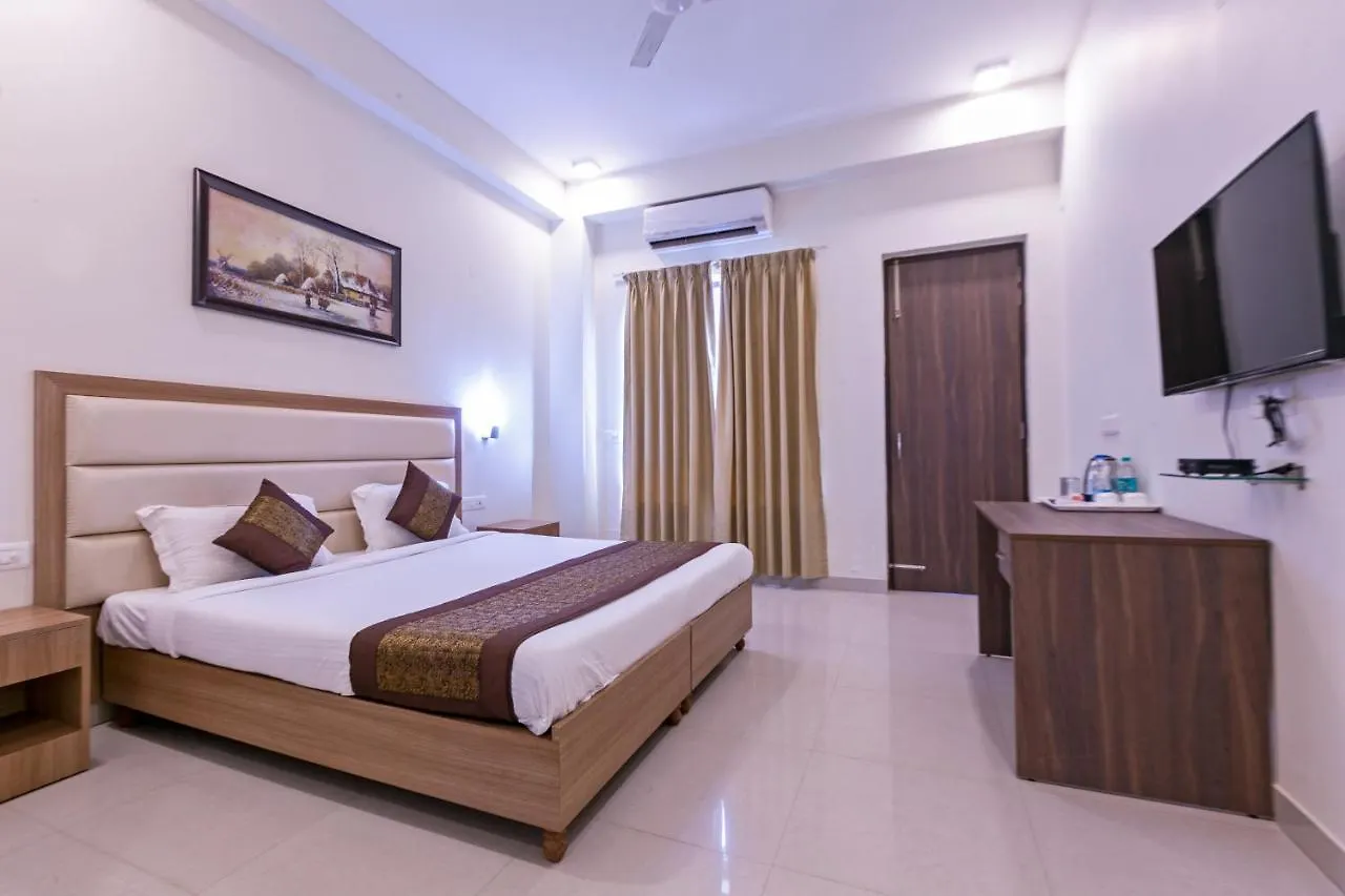 Hotel The Luxem - Behind Ibis Hotel Gurugram Gurgaon 3*,