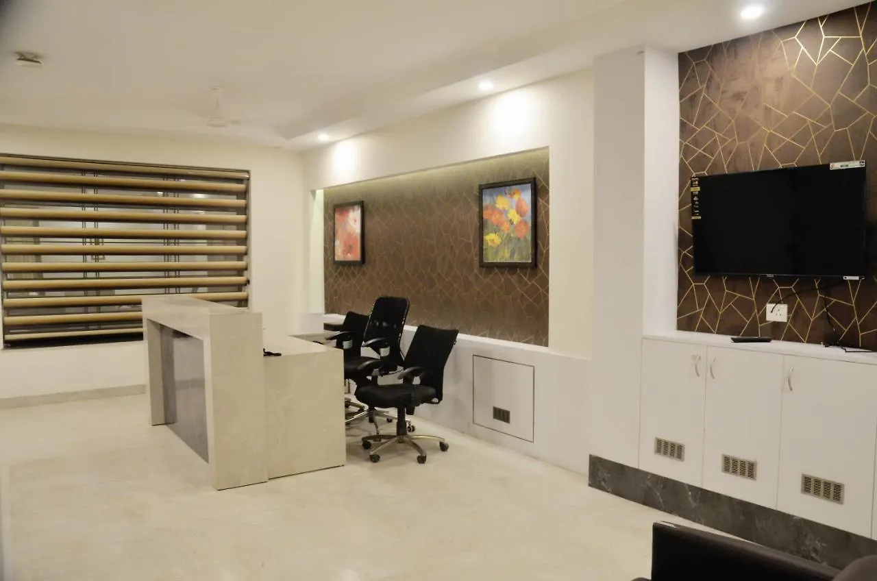 Hotel The Luxem - Behind Ibis Hotel Gurugram Gurgáon