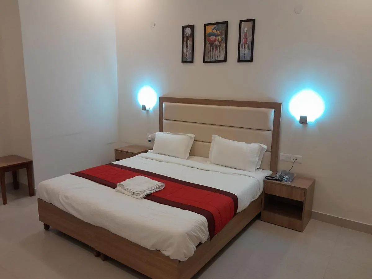 Hotel The Luxem - Behind Ibis Hotel Gurugram Gurgáon