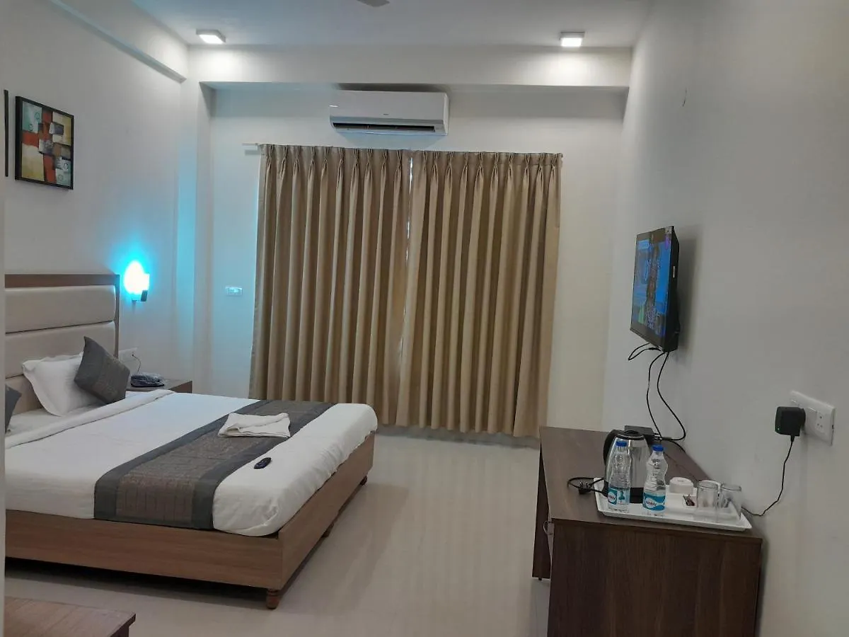 Hotel The Luxem - Behind Ibis Hotel Gurugram Gurgáon