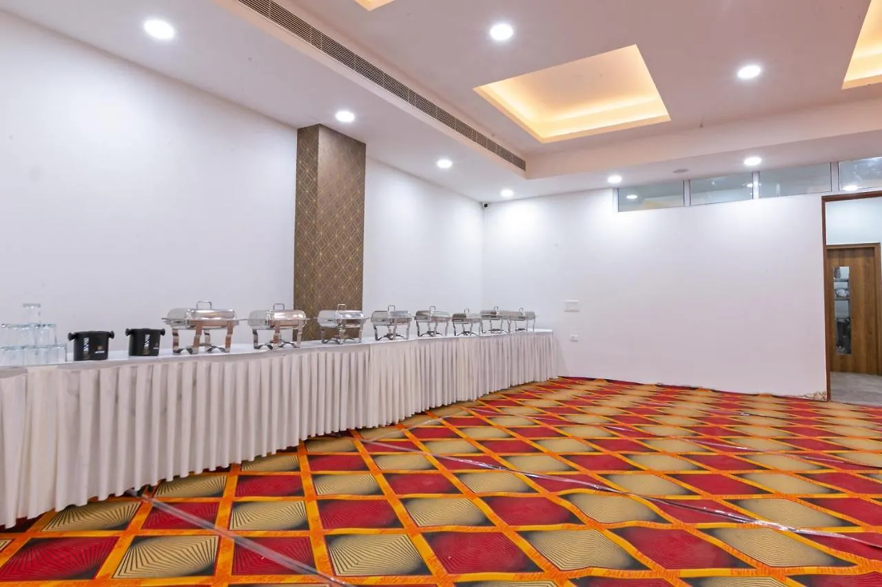 Hotel The Luxem - Behind Ibis Hotel Gurugram Gurgáon