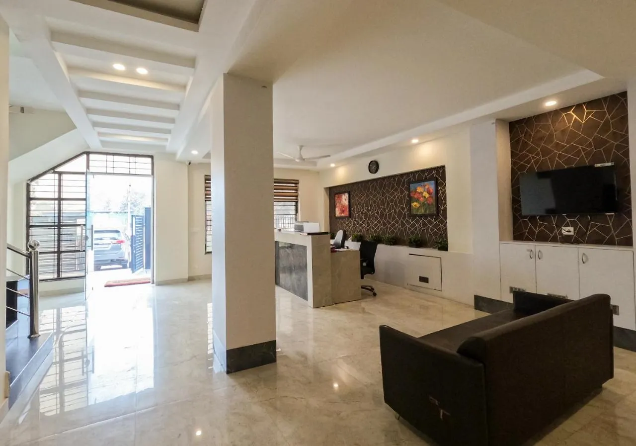Hotel The Luxem - Behind Ibis Hotel Gurugram Gurgáon 3*,  Indie