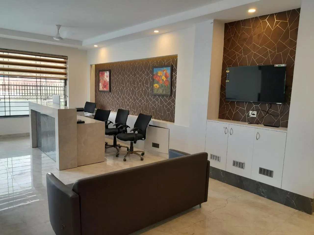 Hotel The Luxem - Behind Ibis Hotel Gurugram Gurgáon